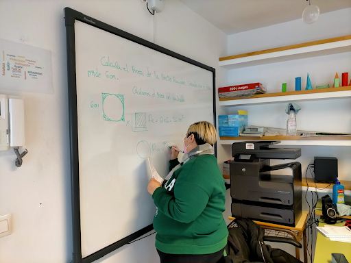Alumna explicando