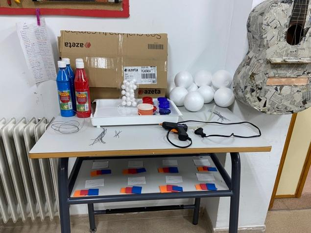 Imagen que contiene interior, tabla, pequeño, computadoraDescripción generada automáticamente