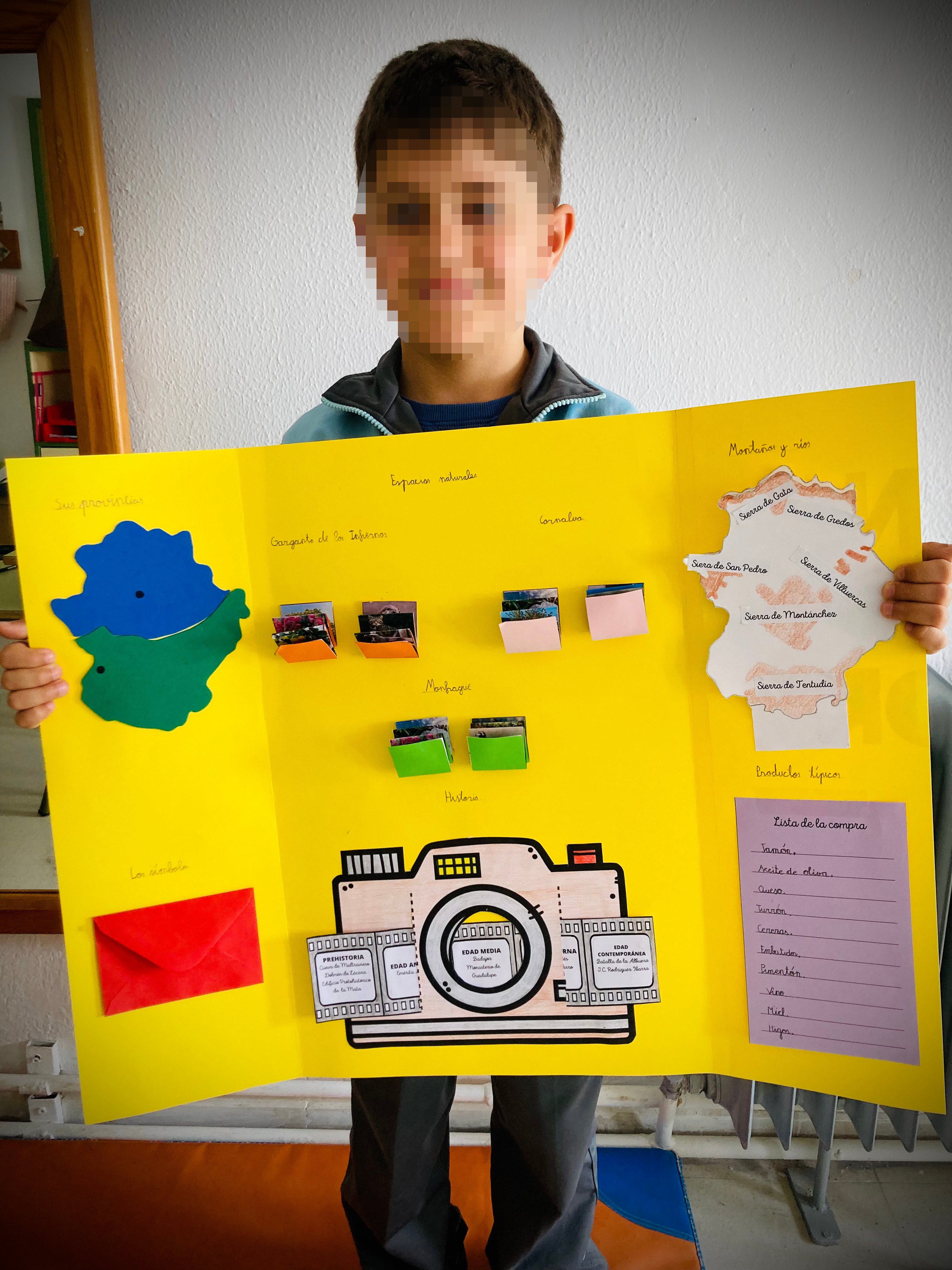 Imagen de un alumno mostrando la evidencia lapbook