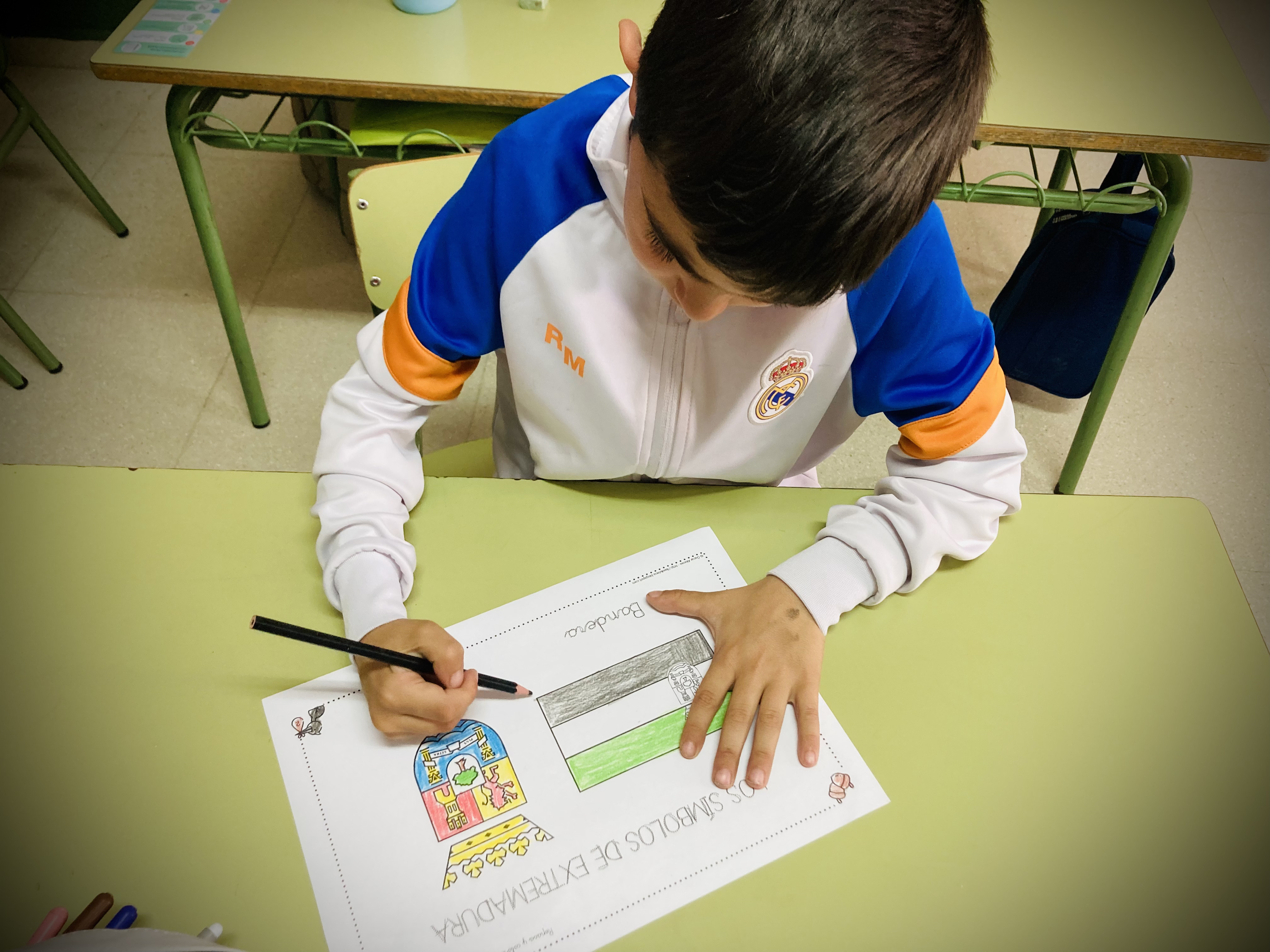 Imagen de un alumno realizando una actividad