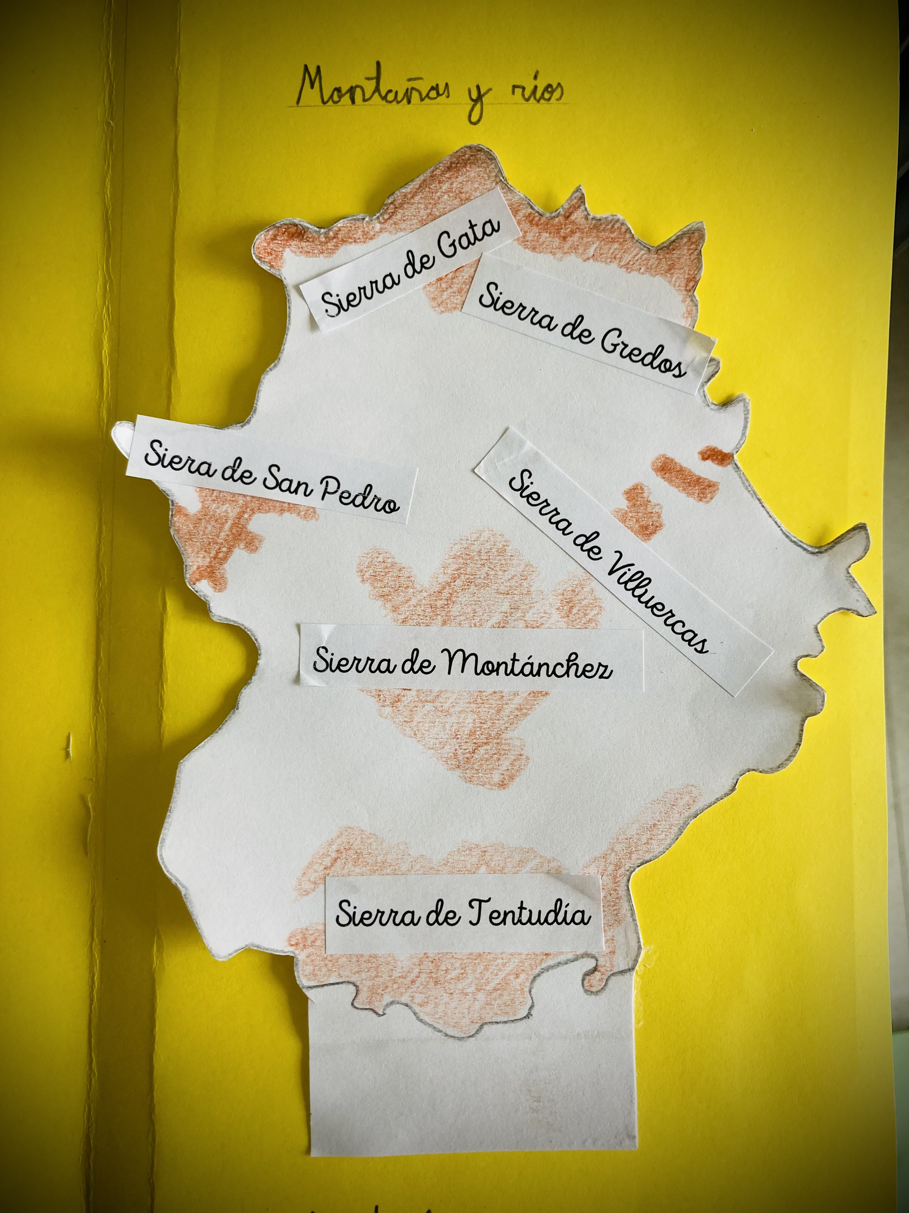Fotografía de una evidencia. Montañas en el mapa de Extremadura
