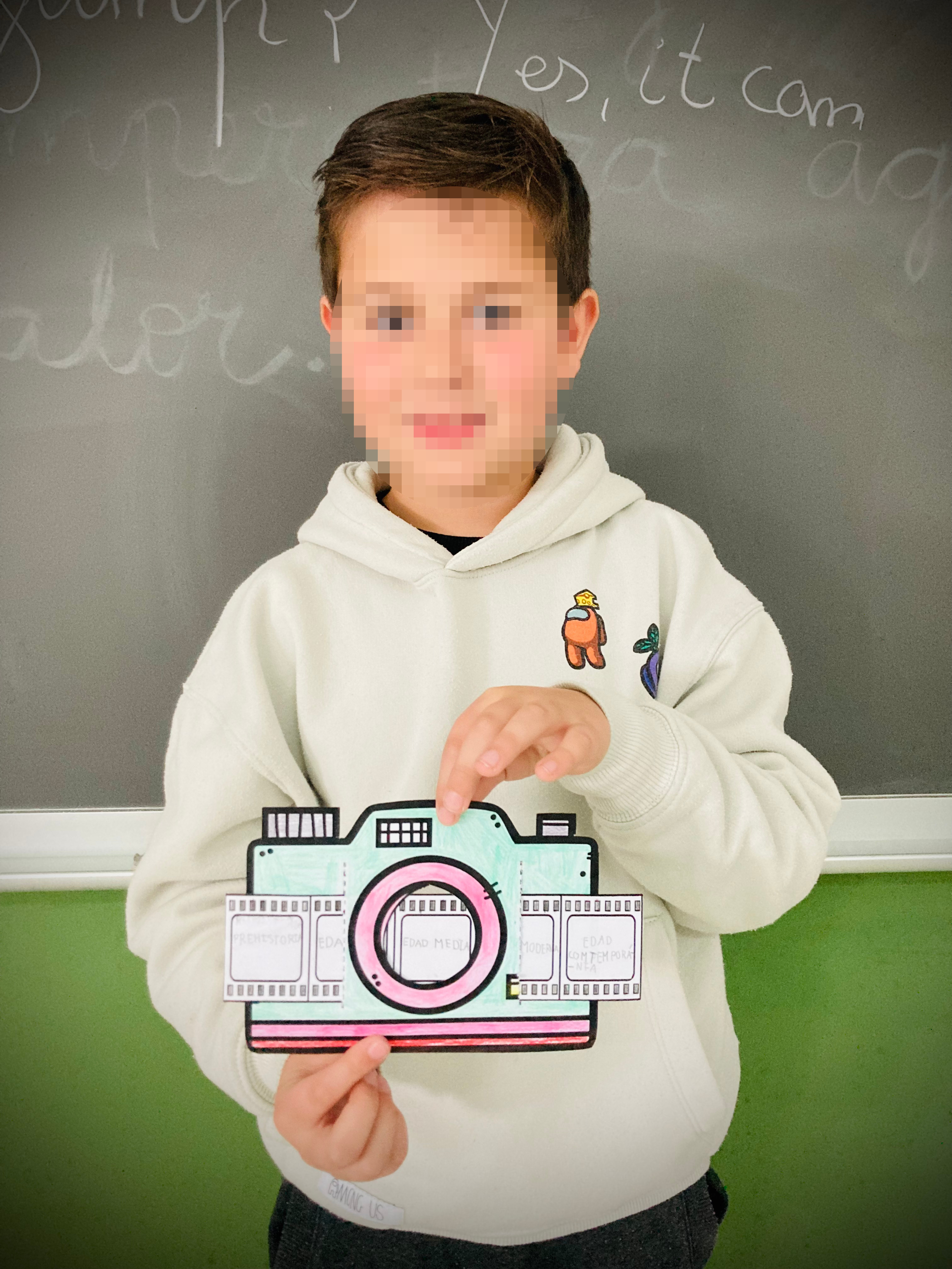 Imagen de un alumno mostrando una evidencia