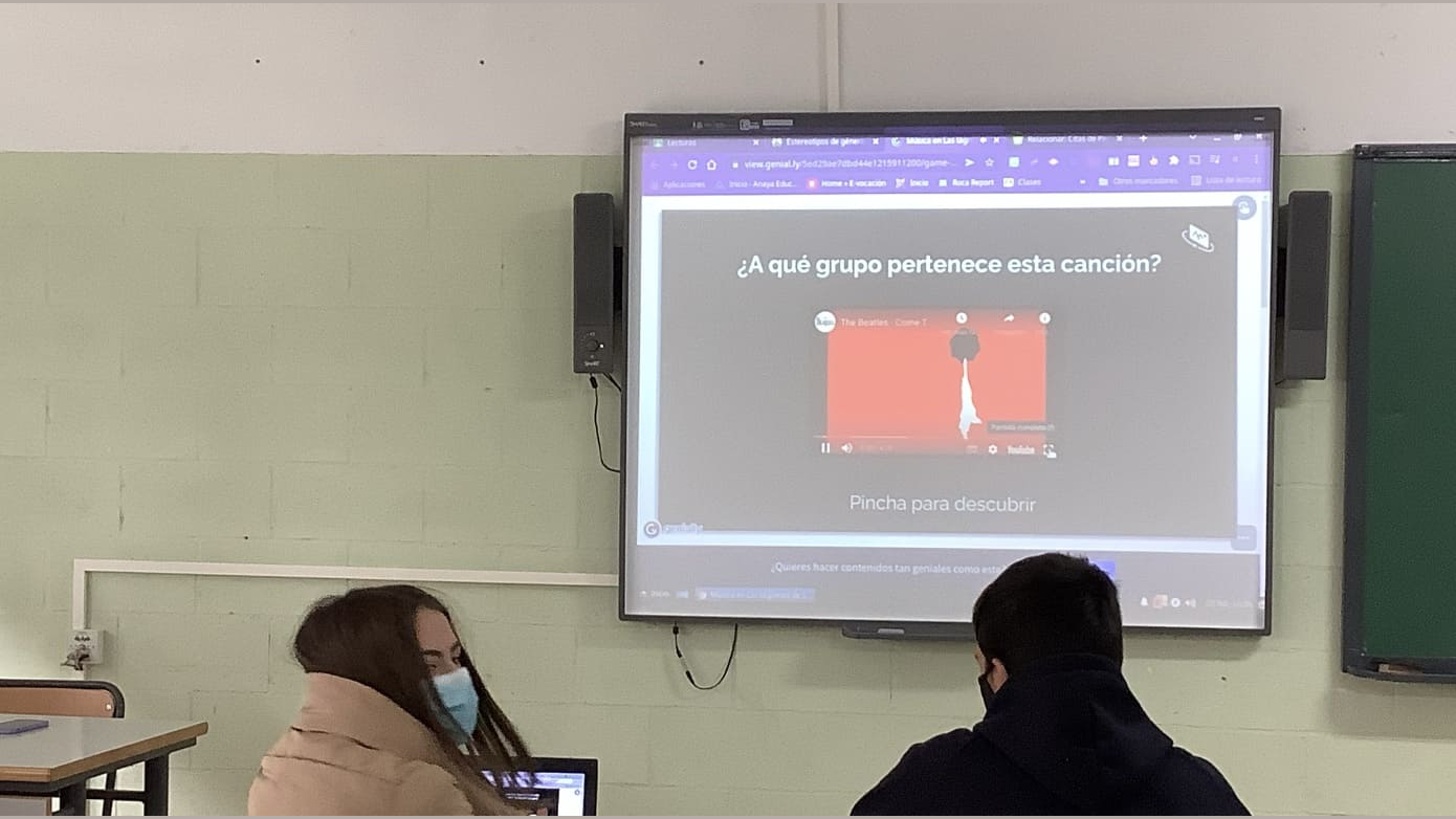 Imagen del alumnado realizando un juego con la pantalla digital