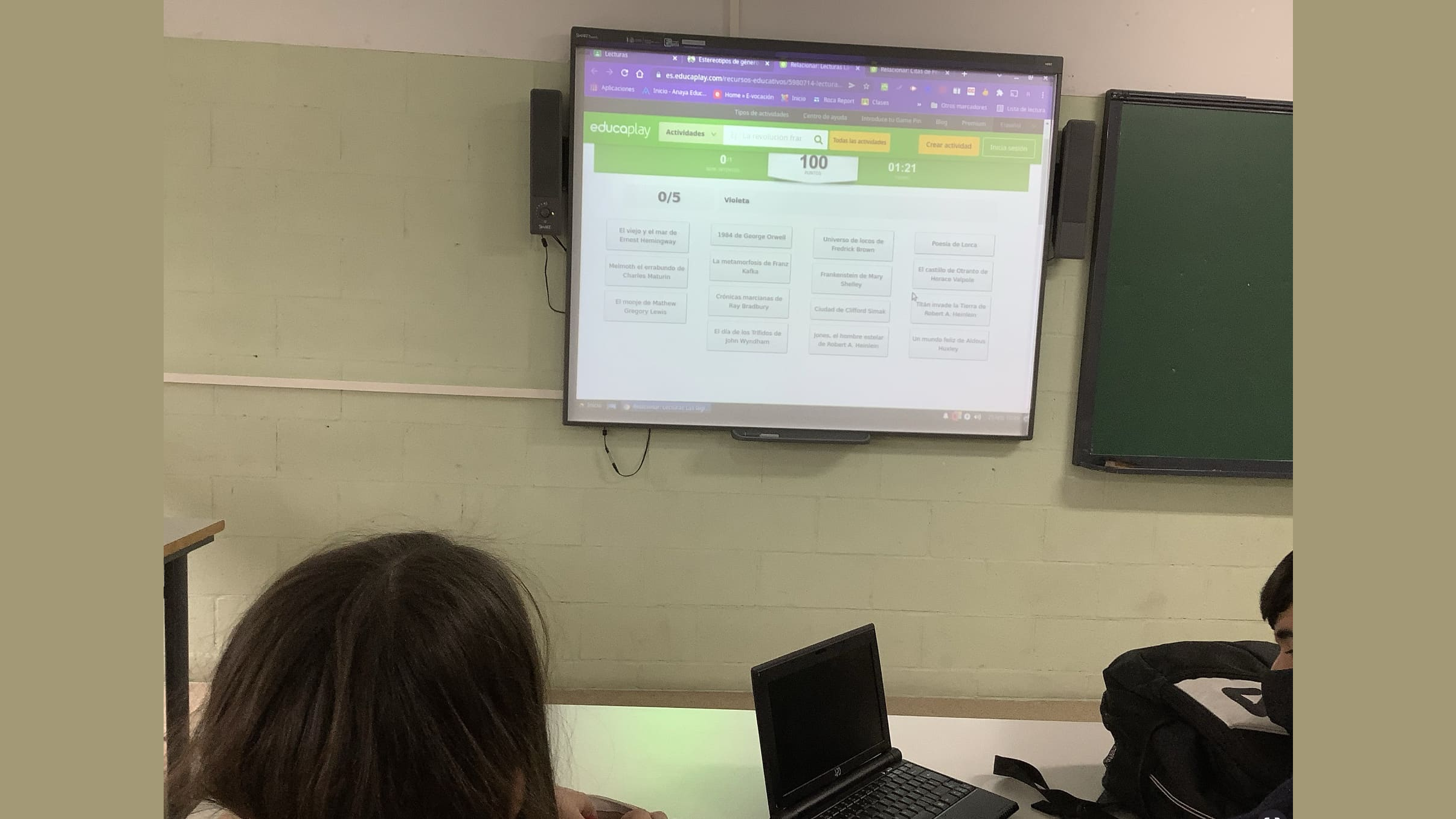 Imagen del alumnado realizando un juego con la pantalla digital