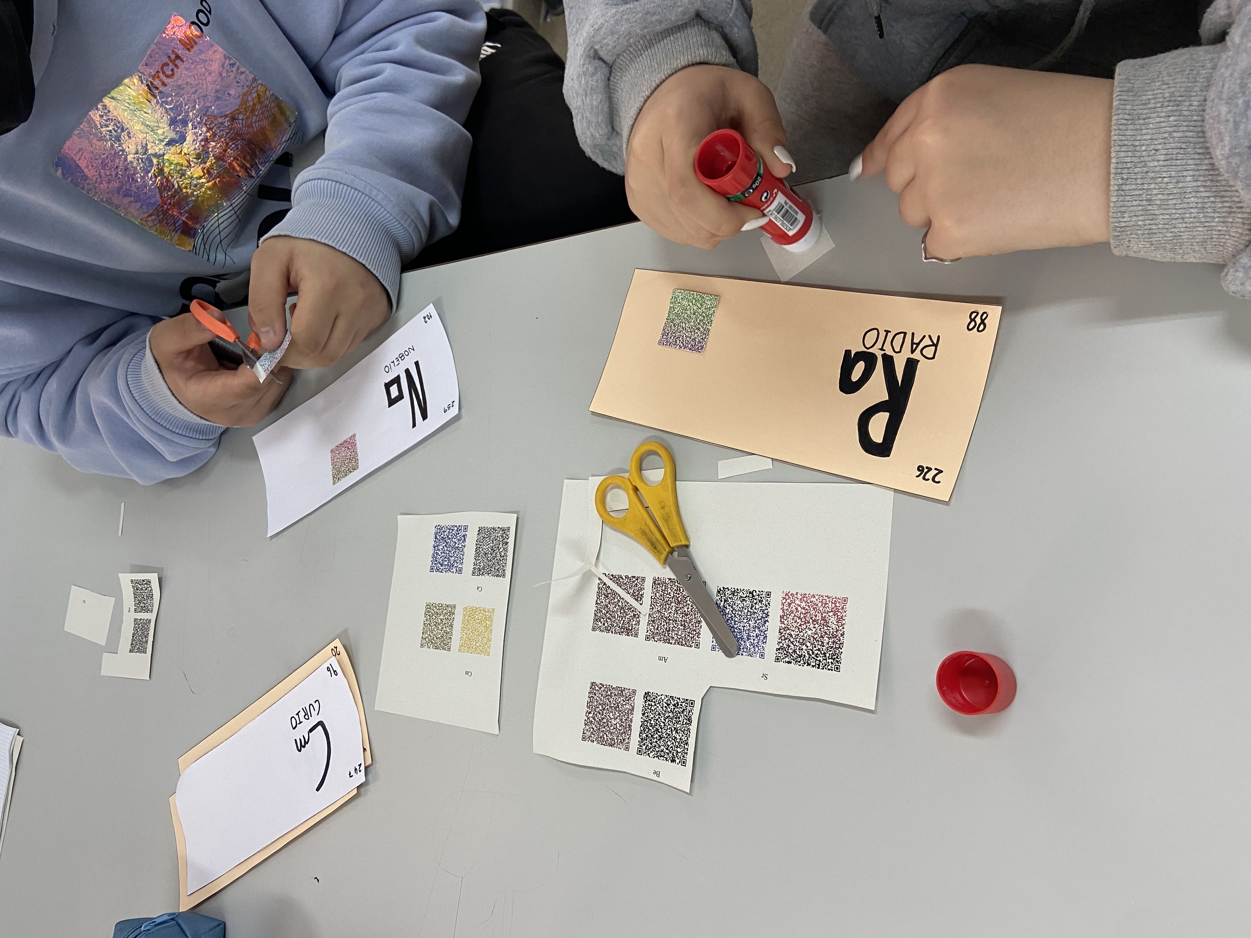Imagen del alumnado en clase trabajando con el REA