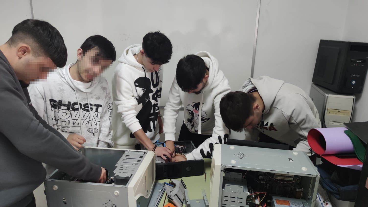 Imagen del alumnado montando un ordenador