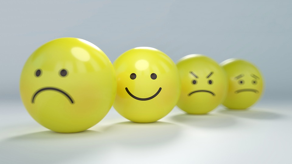 Imagen de emoticonos con emociones diferentes