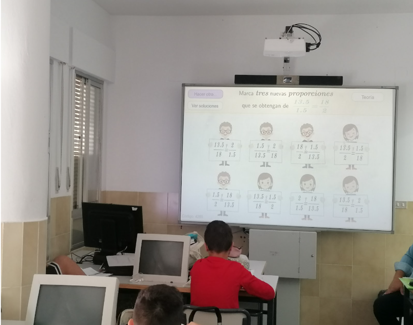 Alumnado usando el REA en el aula