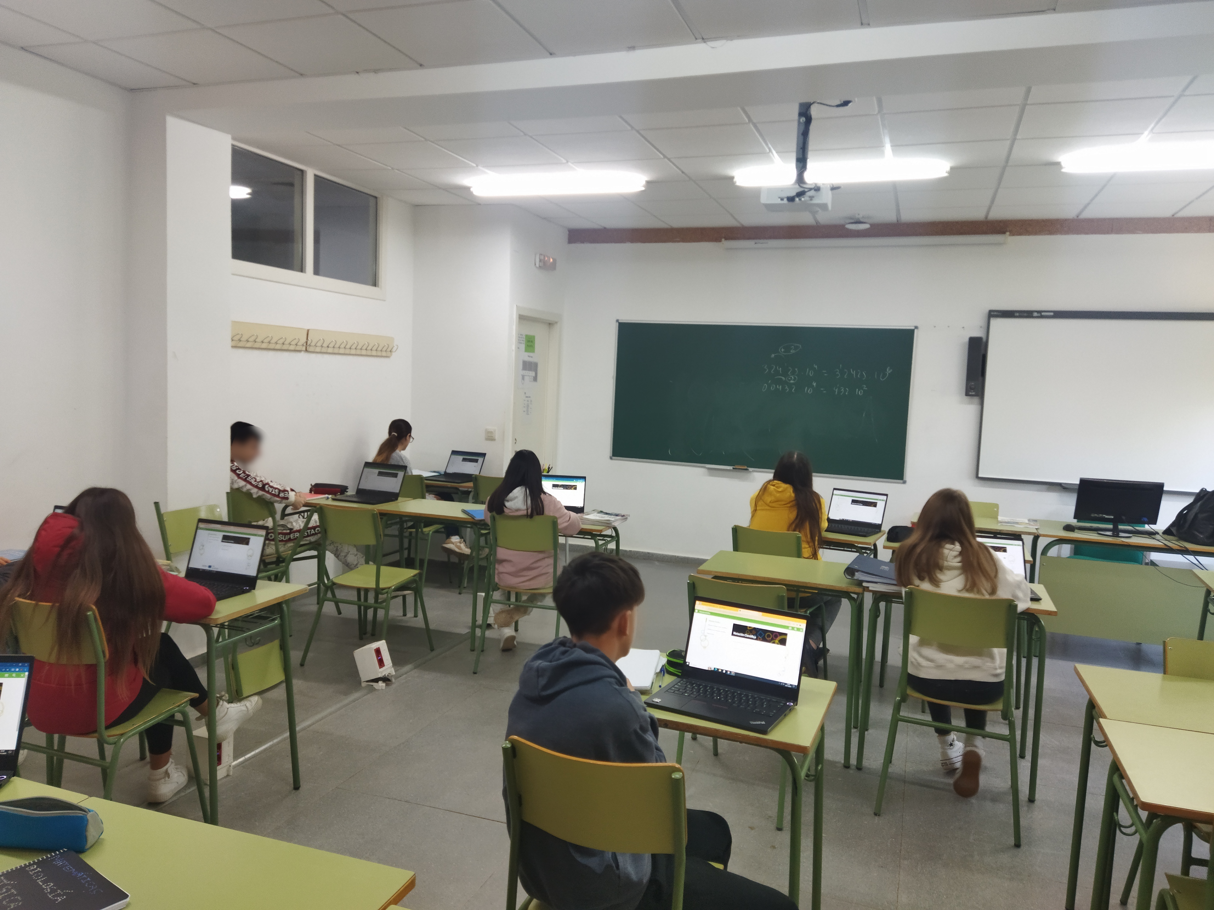Imagen del alumnado usando el REA en el aula