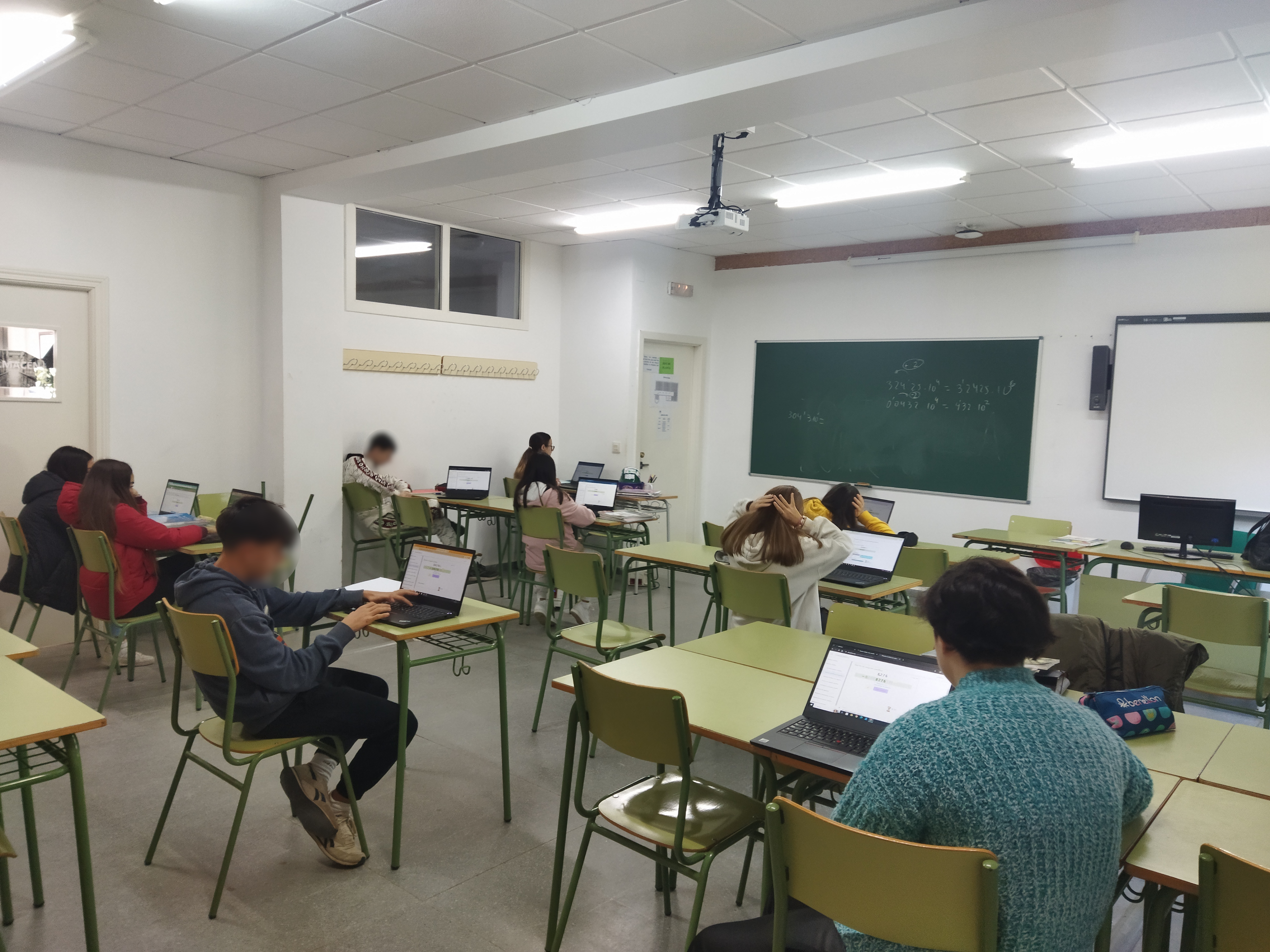 Imagen del alumnado usando el REA en el aula