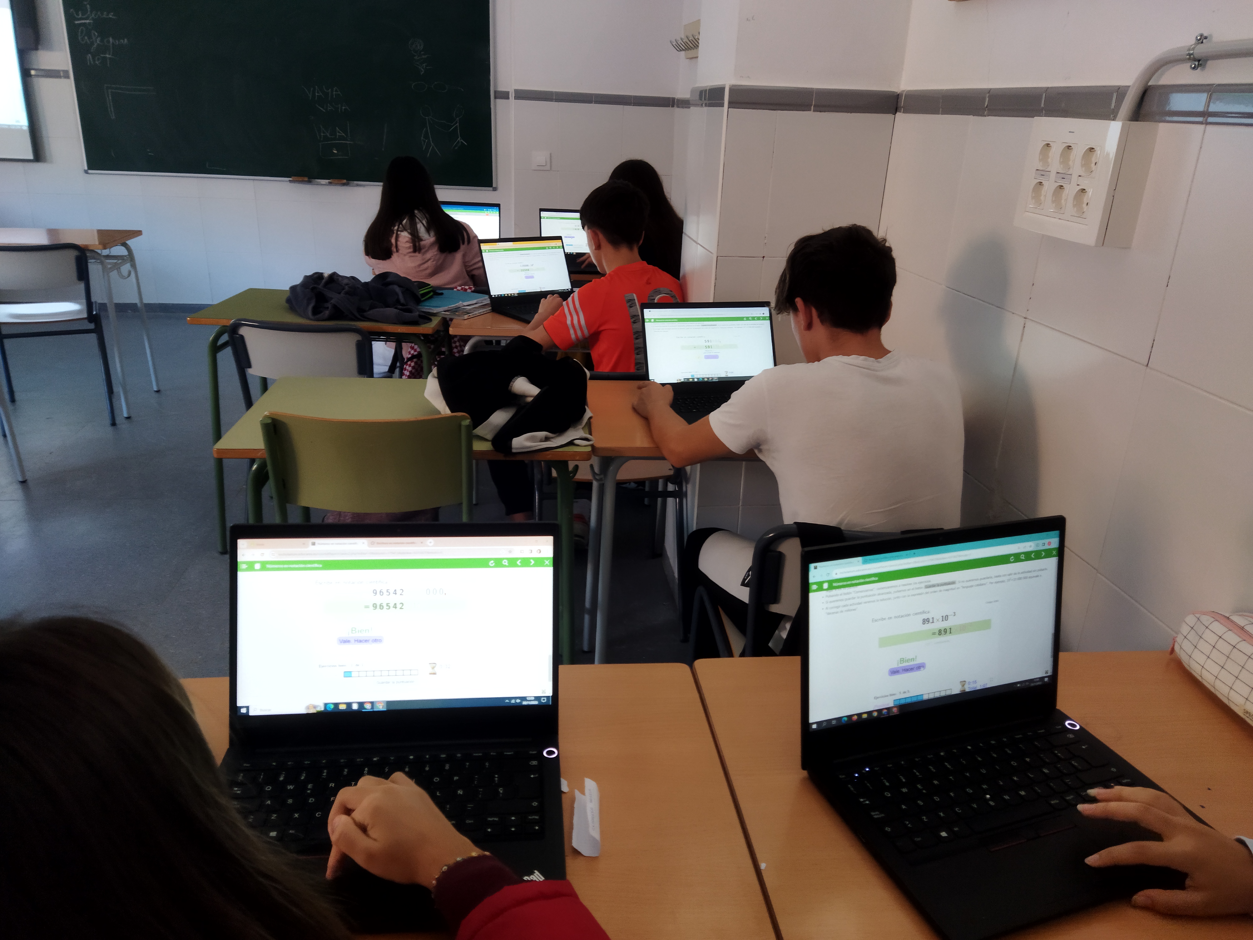 Imagen del alumnado usando el REA en el aula
