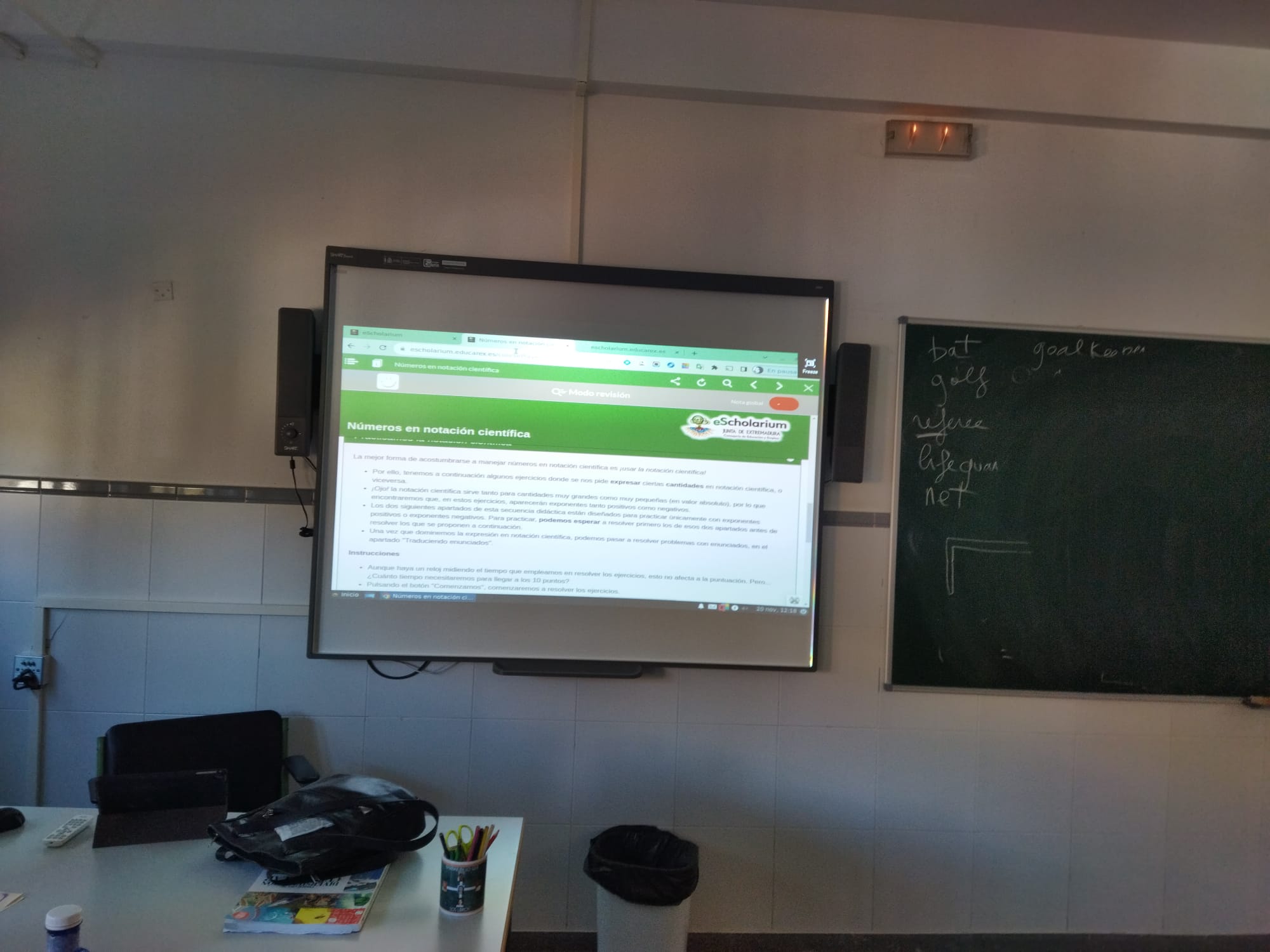 Imagen del alumnado usando el REA en el aula