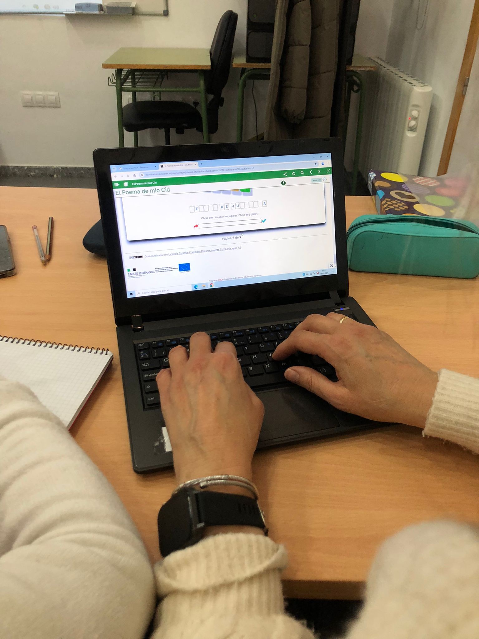 Imagen del alumnado repasando con un juego en el aula
