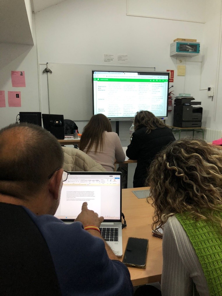 Imagen del alumnado trabajando en el aula