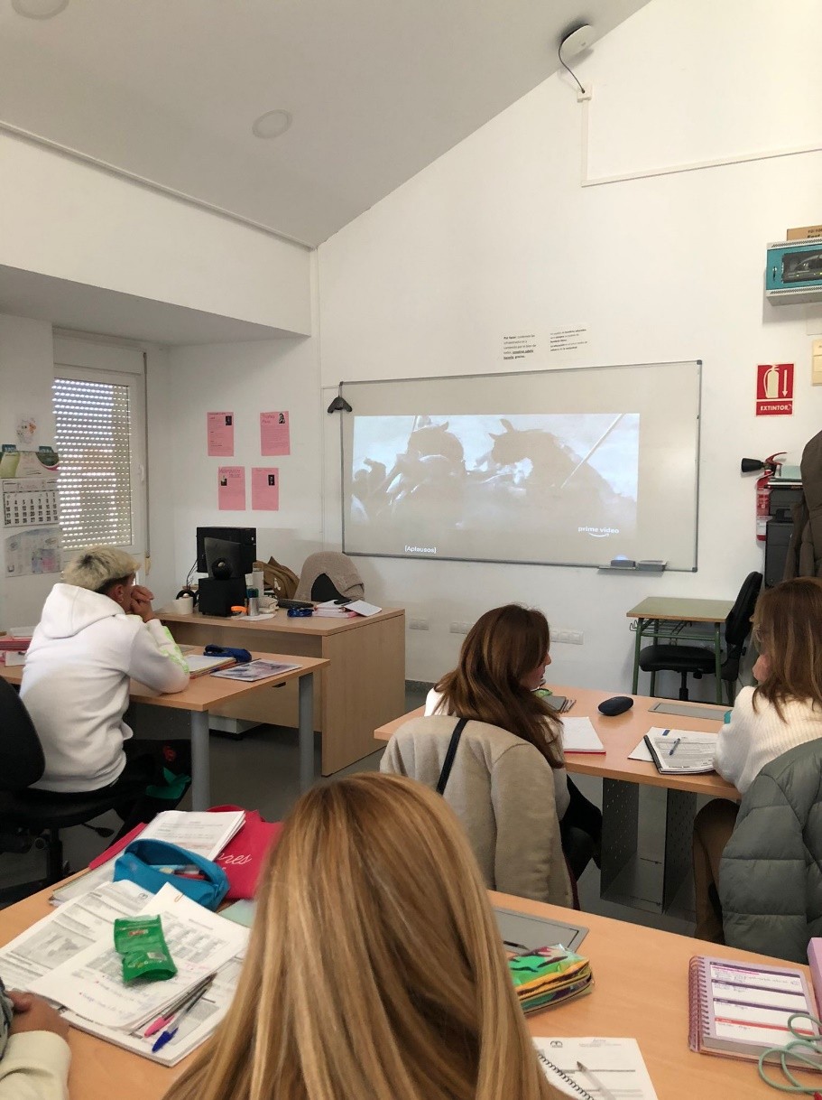 Imagen del alumnado en el aula visualizando el vídeo