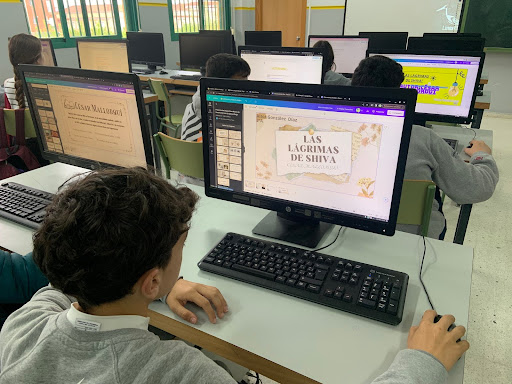 Alumnado trabajando en el aula
