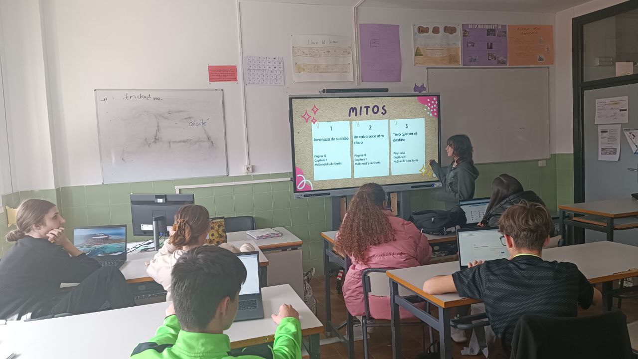 Alumna presentando Mitos del amor romántico