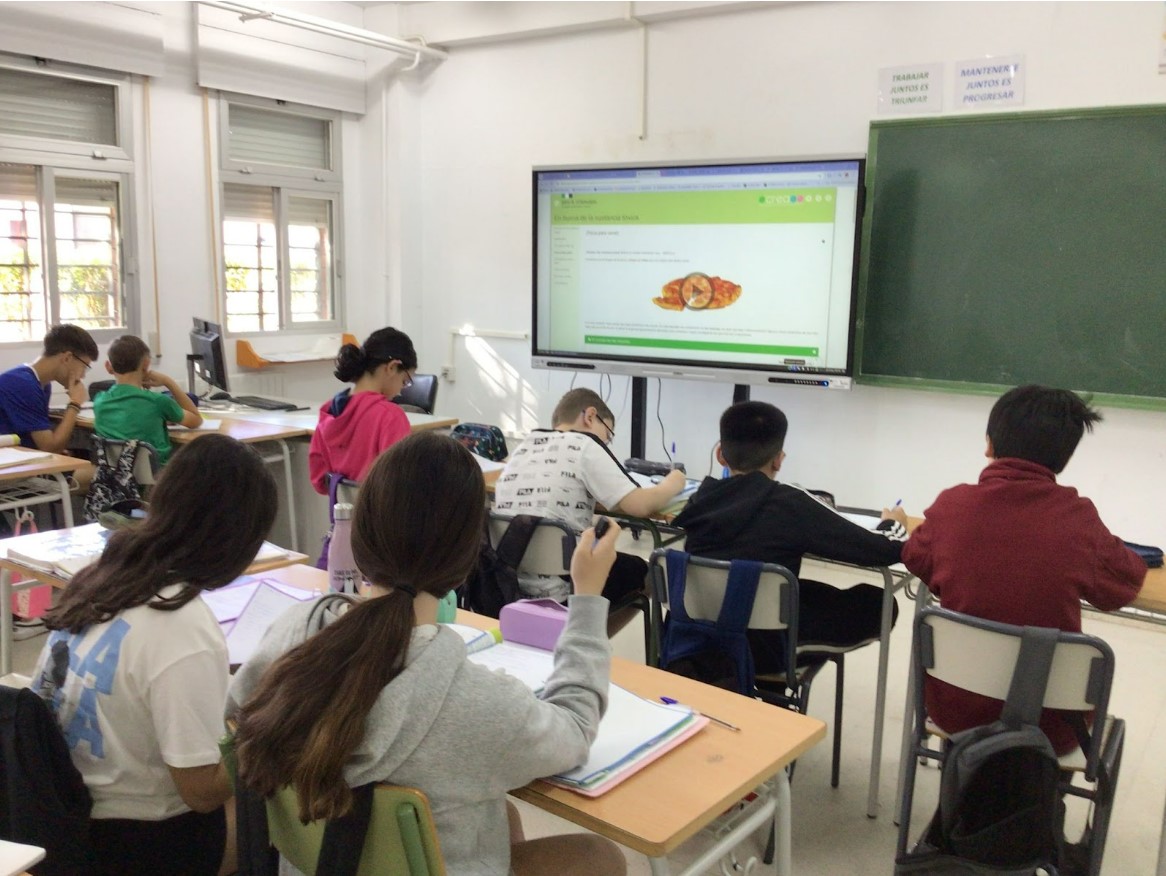 Imagen del alumnado en clase usando el REA