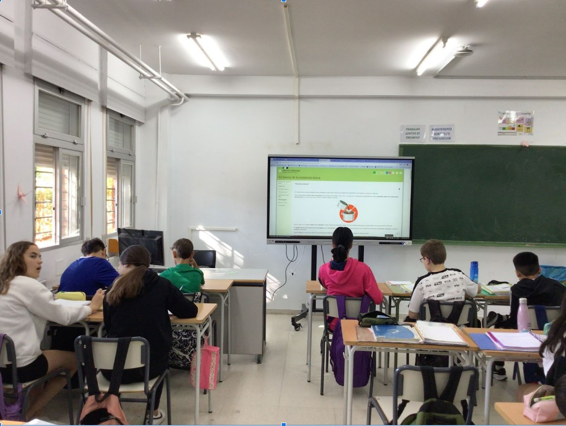 Imagen del alumnado en clase usando el REA