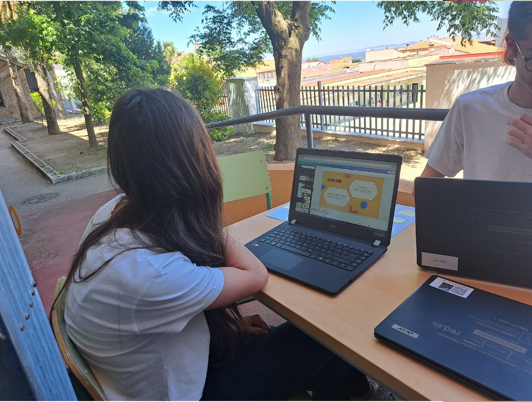 Fotografía de alumnado trabajando