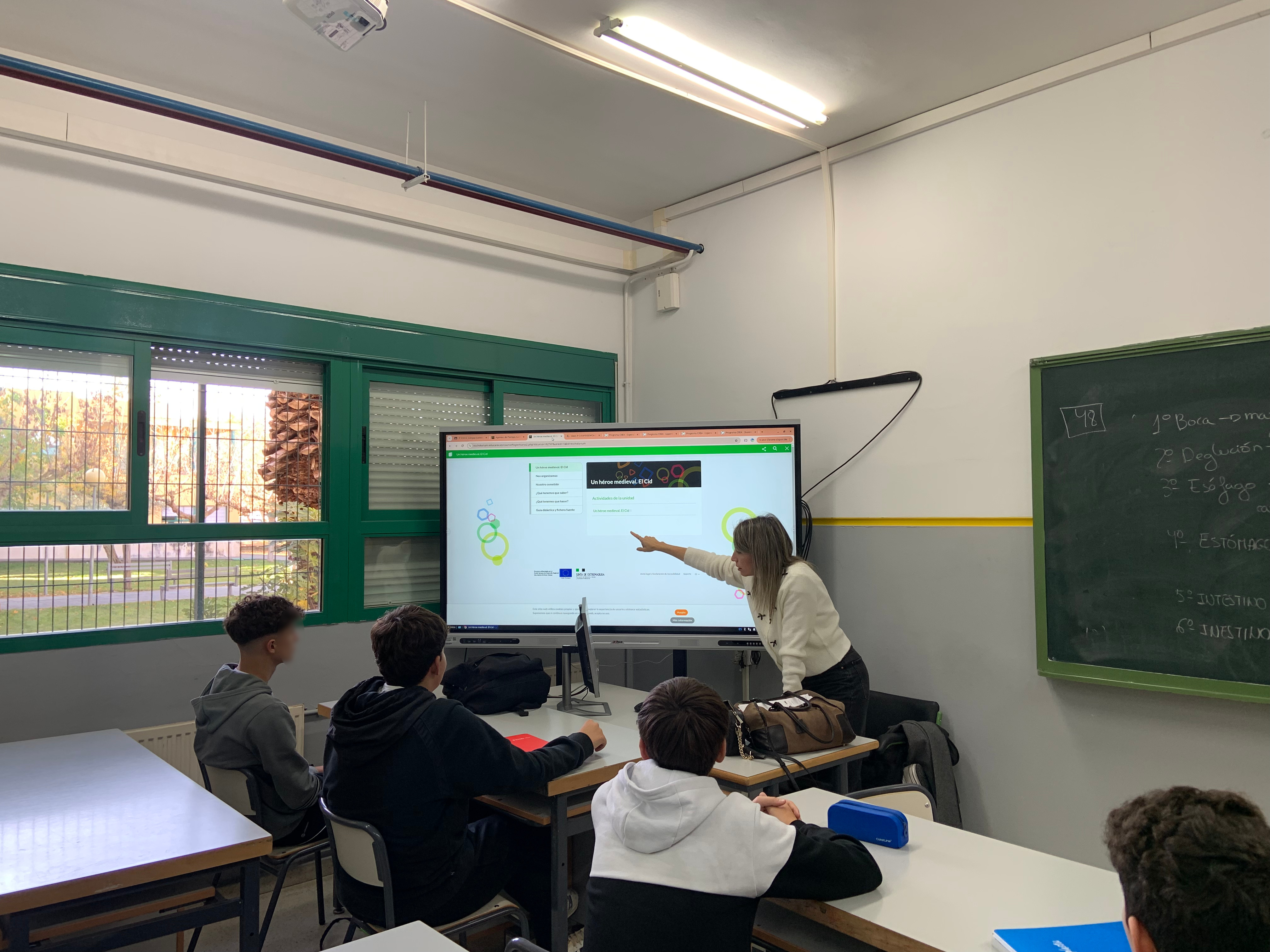 Imagen de la profesora presentando la plataforma eScholarium