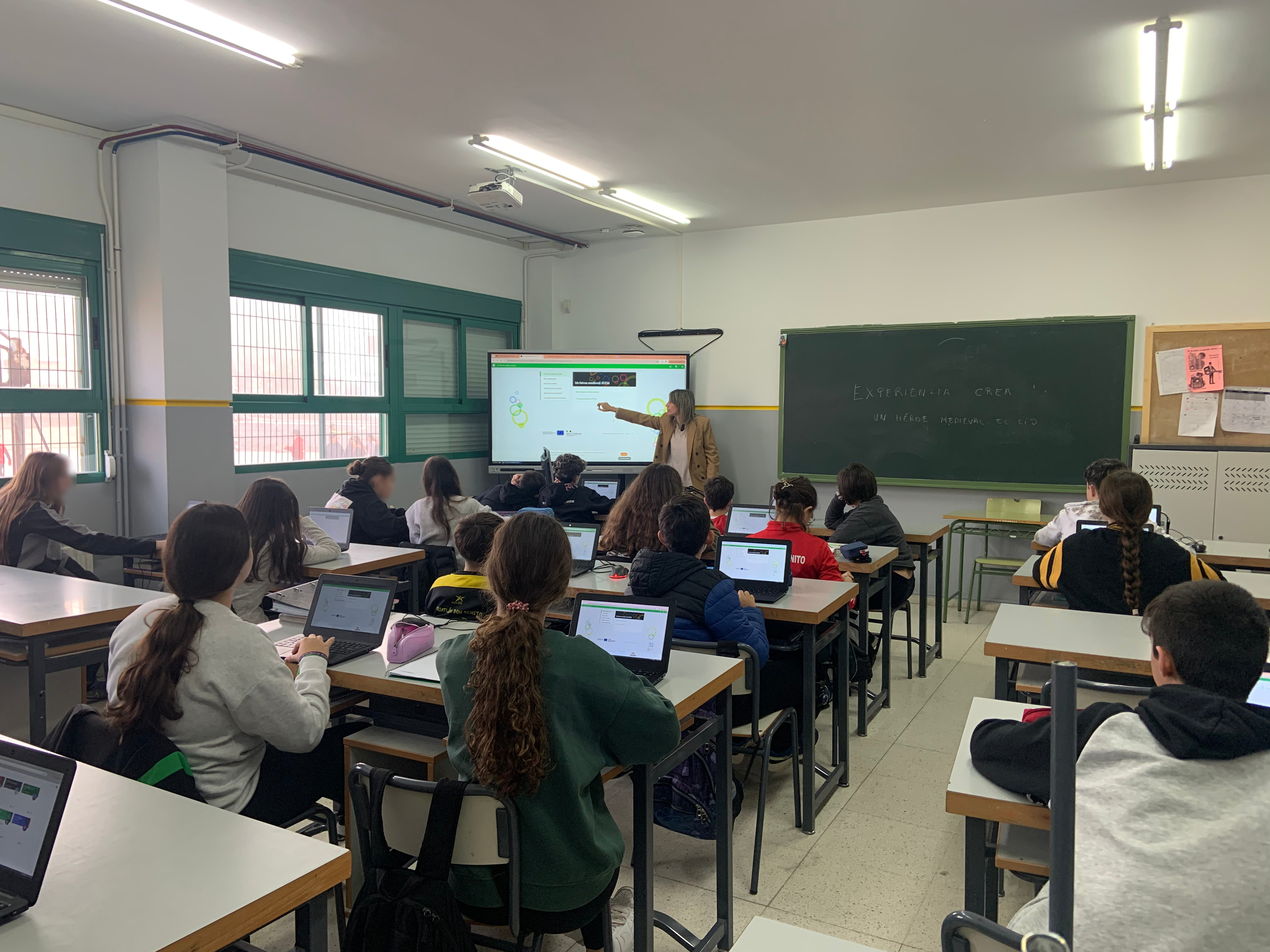 Imagen de la profesora presentando la plataforma eScholarium