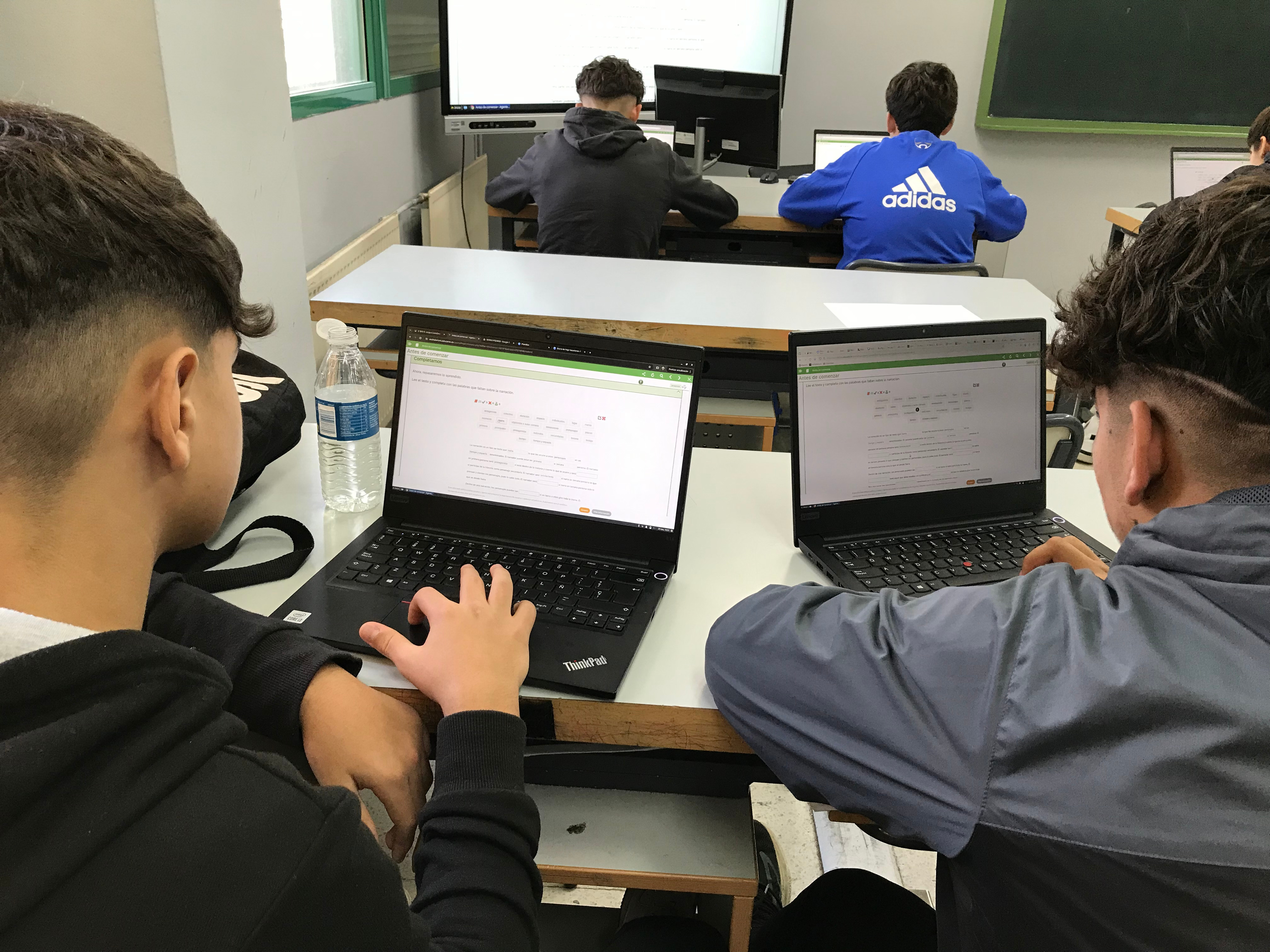Imagen del alumnado trabajando en el aula
