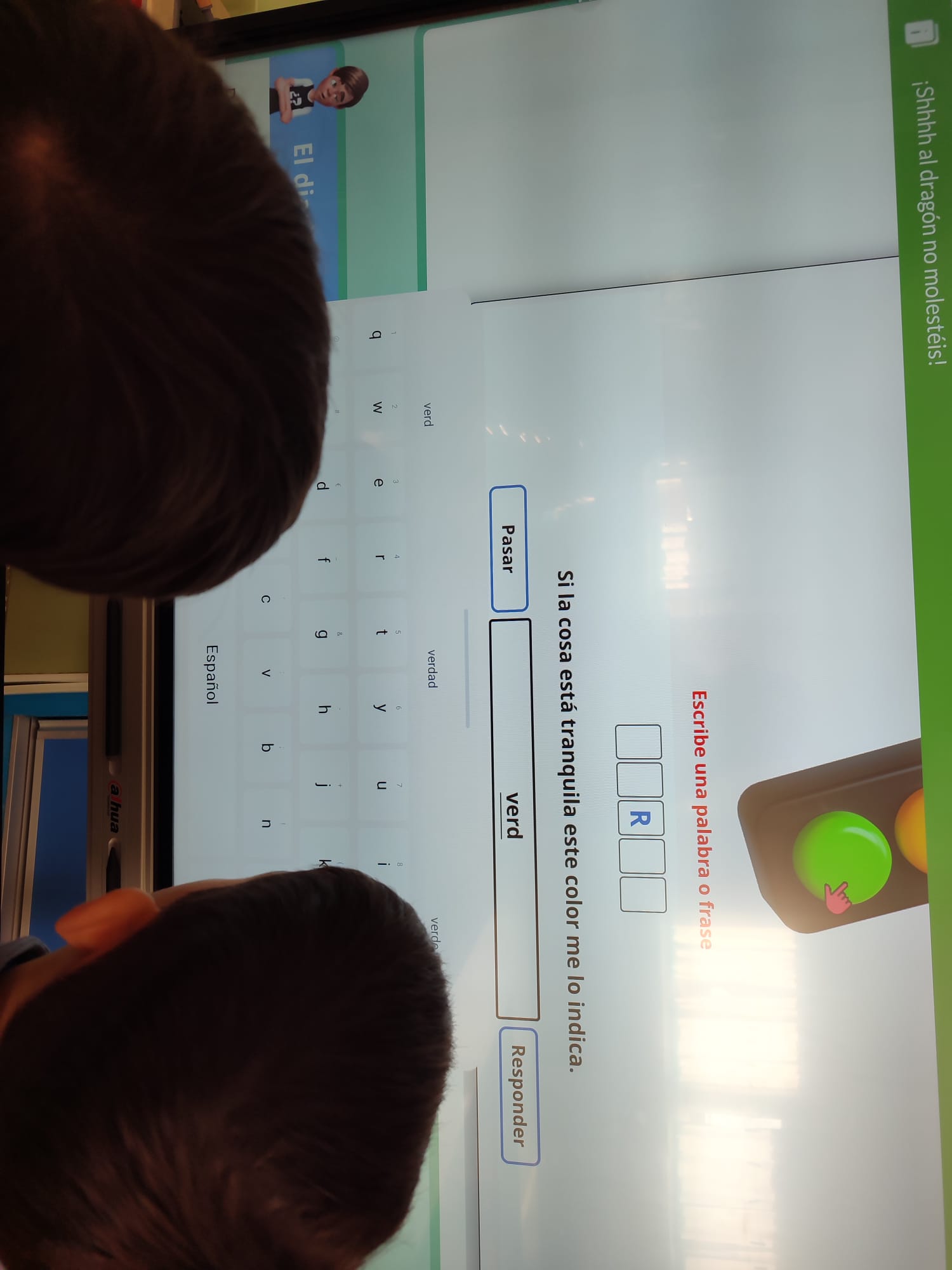 Alumnado realizando el juego interactivo