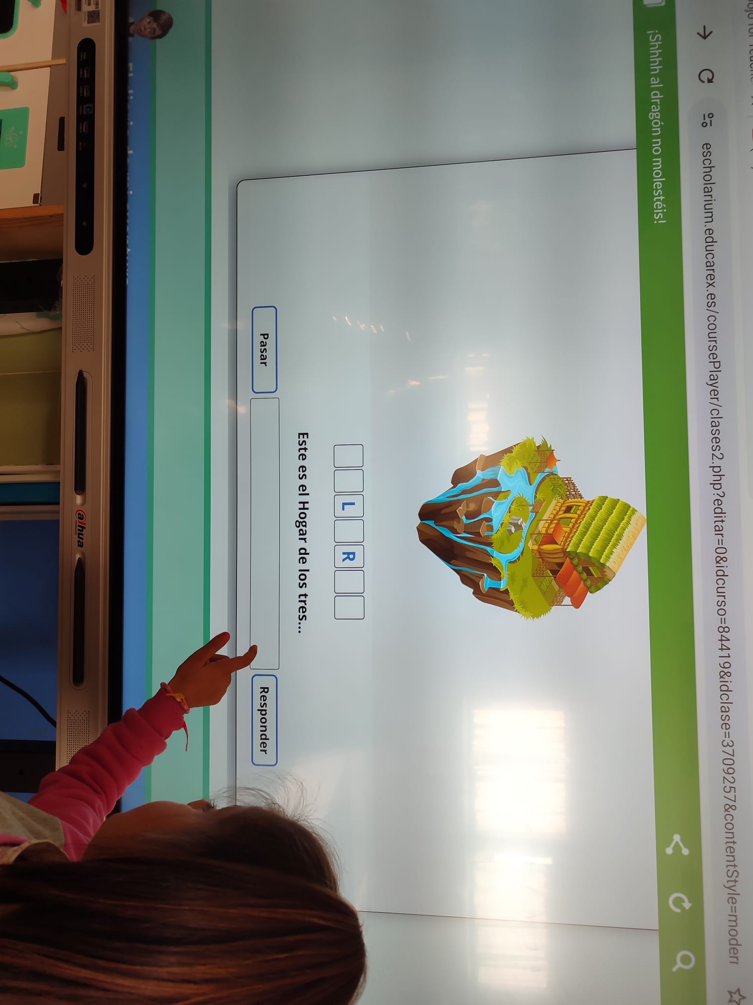 Alumnado realizando el juego interactivo