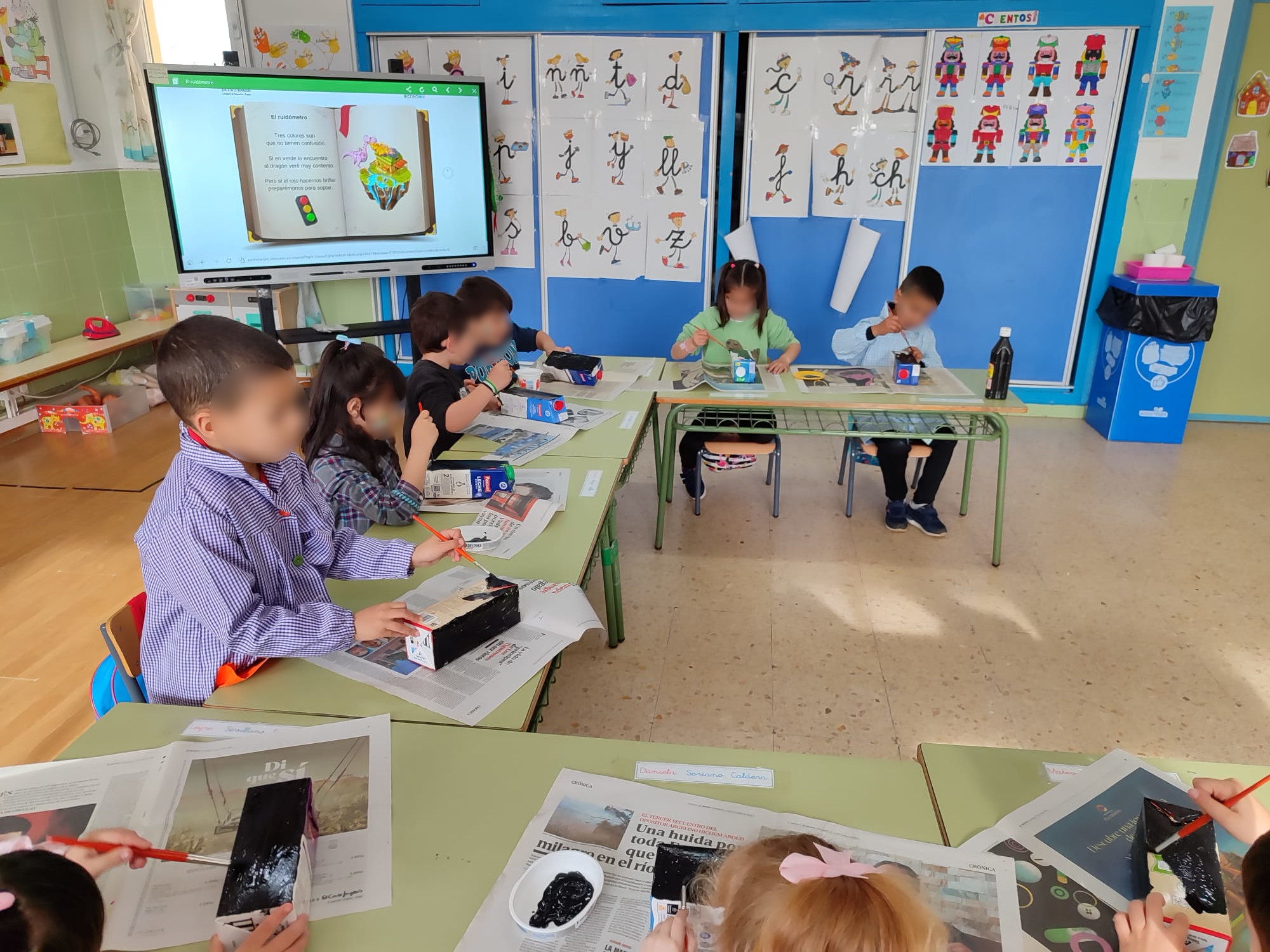 Grupo de alumnado realizando el semáforo